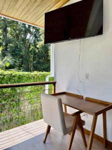 TV a/nebo společenská místnost v ubytování Villa Naomi Luxury house 3 min walk beach and town