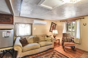 Rustic Adventure w Historic Log Cabin Forest Views 20 minutes from Flagstaff Now with Wi-Fi的休息区