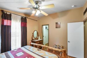 Letto o letti in una camera di Gorgeous Historic 3 BR Log Cabin w Forest Views 20 Minutes from Flagstaff Now with Wi-Fi