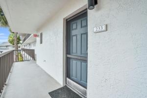 Una puerta en un edificio con un cartel. en Deluxe Condo with Lake Views, en Naples 40 fotos más