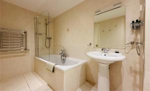 Hustyns Hotel的一间浴室