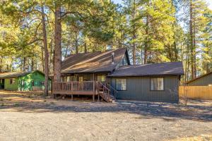 una casa con porche y terraza en Whispering Pines: Foosball Grill More, en Mountainaire