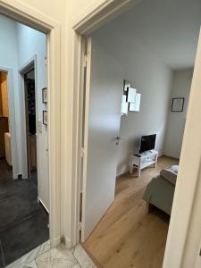 TV a/nebo společenská místnost v ubytování 2 Chambres-balcon-salle de bain