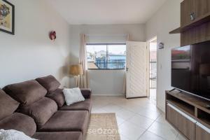 TV/trung tâm giải trí tại Sobrado 3Q c/ Churrasq. 700m da Praia RPP0678