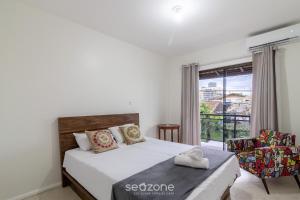 Giường trong phòng chung tại Sobrado 3Q c/ Churrasq. 700m da Praia RPP0678