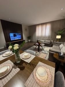 a living room with a couch and a table at شقة دار المنى الفندقية in Medina