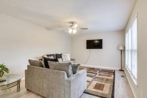 Φωτογραφία από το άλμπουμ του 3 Mi to Dtwn Fayetteville Home with Pool Table σε Fayetteville