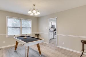 Φωτογραφία από το άλμπουμ του 3 Mi to Dtwn Fayetteville Home with Pool Table σε Fayetteville