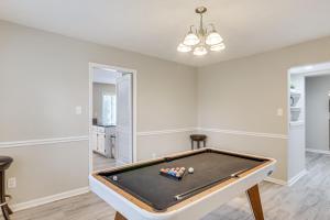 Φωτογραφία από το άλμπουμ του 3 Mi to Dtwn Fayetteville Home with Pool Table σε Fayetteville