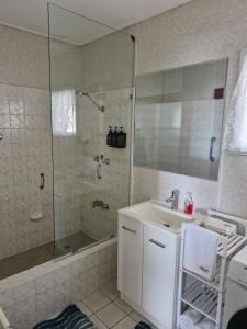 Koupelna v ubytování 3 bdrm Home in City Heart + 11 fotografií