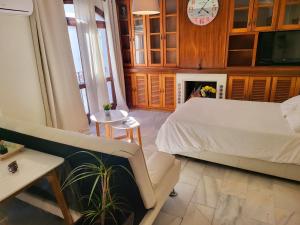 sypialnia z łóżkiem, telewizorem i kominkiem w obiekcie Beach Apartments Old Town II w mieście Estepona