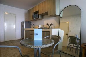 マンコラにあるMarina by Wynwood Houseの部屋にテーブルと椅子のあるキッチン