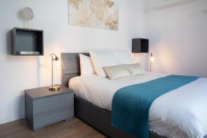 een slaapkamer met een bed en een tv aan de muur bij Lora apartment,free private parking, self check in in Como