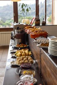 カンポス・ド・ジョルドンにあるHotel Le Renard - Campos do Jordaoのさまざまな種類の食べ物が並ぶビュッフェライン
