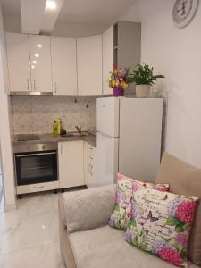 a living room with a couch and a kitchen at Apartmani LaVa igalo 1 in Igalo