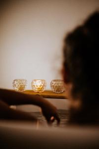 a woman is looking at a row of light bulbs at Villa de Pandora - Suite YPÊ in Alto Paraíso de Goiás