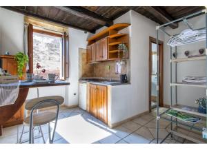 Una cocina con encimera, mesa y sillas. en SestraHome Le 3 casette Free parking, en Sassari