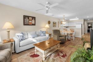 Гостиная зона в 3 Bedroom Condo with Stunning Views-Ground Floor