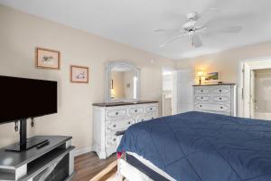 Телевизор и/или развлекательный центр в 3 Bedroom Condo with Stunning Views-Ground Floor