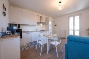 a kitchen with a table and chairs in a room at Lora luxury suite 4, free private parking, self check-in, air conditioner in Como