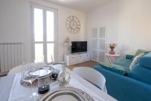 Μια τηλεόραση ή/και κέντρο ψυχαγωγίας στο Lora feathers Suite, free parking, self check in,4