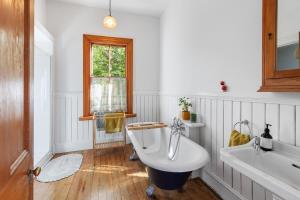 Koupelna v ubytování Beautiful Kereru Cottage + 29 fotografií