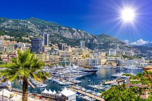 - une vue sur un port avec des bateaux dans l'eau dans l'établissement VILLA DES PERGOLAS au pied du TRAM ,à 5 min des plages , 15 min du Centre , jacuzzi, à Nice