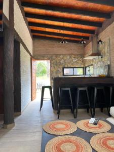 - un salon avec une table et des tapis dans l'établissement Casa dos cuadras de la playa, à Punta Ballena