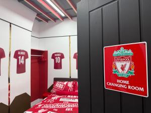Postel nebo postele na pokoji v ubytování Anfield Abode - ENTIRE LFC THEMED HOUSE