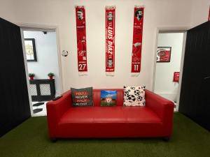 Posezení v ubytování Anfield Abode - ENTIRE LFC THEMED HOUSE
