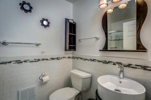 4BR 3 and half Bath with Spa Whirlpool and Playground for 14 guests的一间浴室