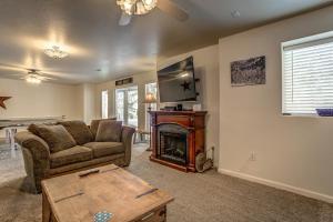 科达伦4BR 3 and half Bath with Spa Whirlpool and Playground for 14 guests的带沙发和壁炉的客厅