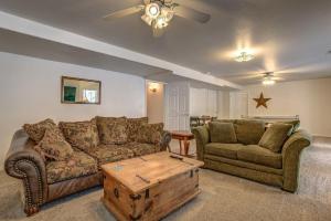 4BR 3 and half Bath with Spa Whirlpool and Playground for 14 guests的休息区