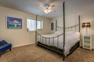 4BR 3 and half Bath with Spa Whirlpool and Playground for 14 guests客房内的一张或多张床位