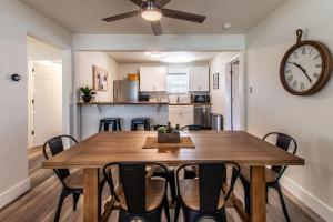 ein Esszimmer mit einem Tisch und einer Uhr an der Wand in der Unterkunft The Azure Escape in Corpus Christi