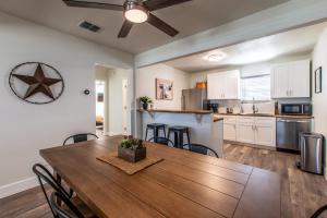 eine Küche und ein Esszimmer mit einem Holztisch und Stühlen in der Unterkunft The Azure Escape in Corpus Christi