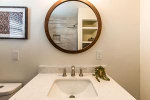 un bagno con lavandino e specchio di The Azure Escape a Corpus Christi Altre 22 foto