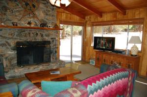 TV a/nebo společenská místnost v ubytování 68 Wawona Dome View