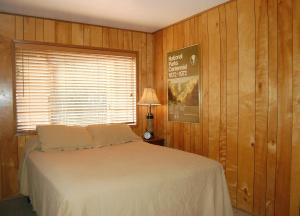 Postel nebo postele na pokoji v ubytování 68 Wawona Dome View