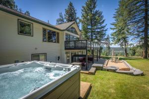 4BR 3 and half Bath with Spa Whirlpool and Playground for 14 guests外面的花园