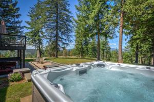 4BR 3 and half Bath with Spa Whirlpool and Playground for 14 guests内部或周边的泳池