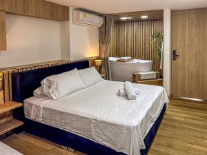 a bedroom with a bed and a bath tub at Edificio Atalanta en el corazón de Medellín in Medellín