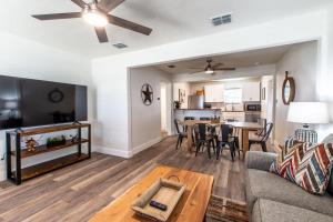 Nhà bếp/bếp nhỏ tại Seaside Escape Two Fully Remodeled Homes for Your Group