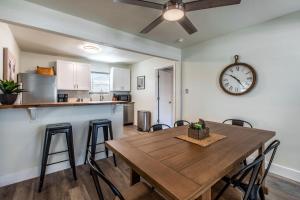 Nhà bếp/bếp nhỏ tại Seaside Escape Two Fully Remodeled Homes for Your Group +43 ảnh