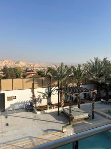 uitzicht op een resort met zwembad en palmbomen bij Eva chalet in Deadsea in Al Kafrayn