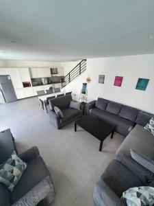 een grote woonkamer met banken en een tafel bij Eva chalet in Deadsea in Al Kafrayn