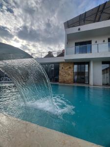 een fontein in een zwembad voor een gebouw bij Eva chalet in Deadsea in Al Kafrayn +13 foto's