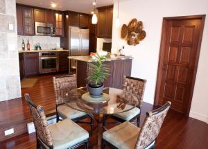 Ảnh trong thư viện ảnh của Coastal condo w hot tub access & BBQ ở Avalon