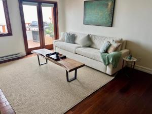 Ảnh trong thư viện ảnh của Coastal condo w hot tub access & BBQ ở Avalon +24 ảnh