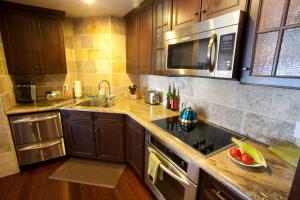 Ảnh trong thư viện ảnh của Coastal condo w hot tub access & BBQ ở Avalon